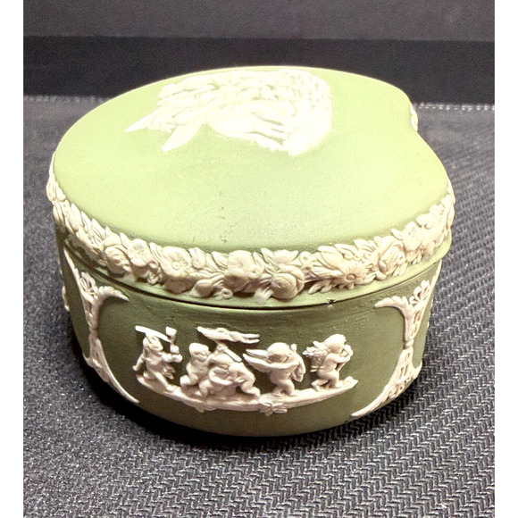 Wedgwood Vintage Green Jasperware Trinket Jewelry Box Keepsake Collectible - Picture 3 of 7